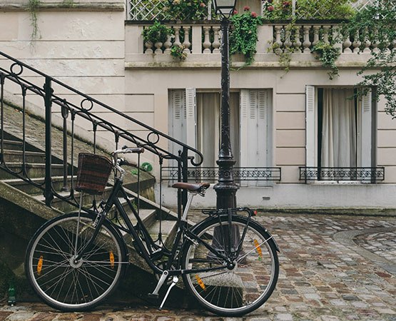 Vélo garé dans une rue de Paris