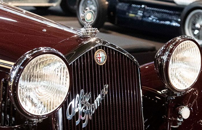 Zoom sur l'avant d'une Alfa Roméo à Rétromobile