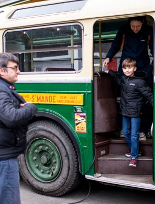 famille visite retromobile