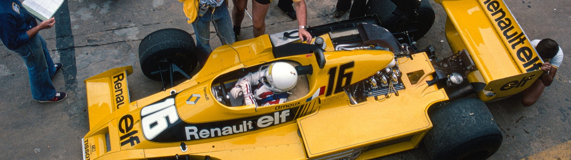 Bannière montrant René Arnoux dans la RS10 vu de haut