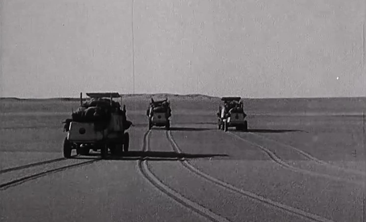 Image de plusieurs Citroën-Kégresse K1 traversant le désert du Sahara
