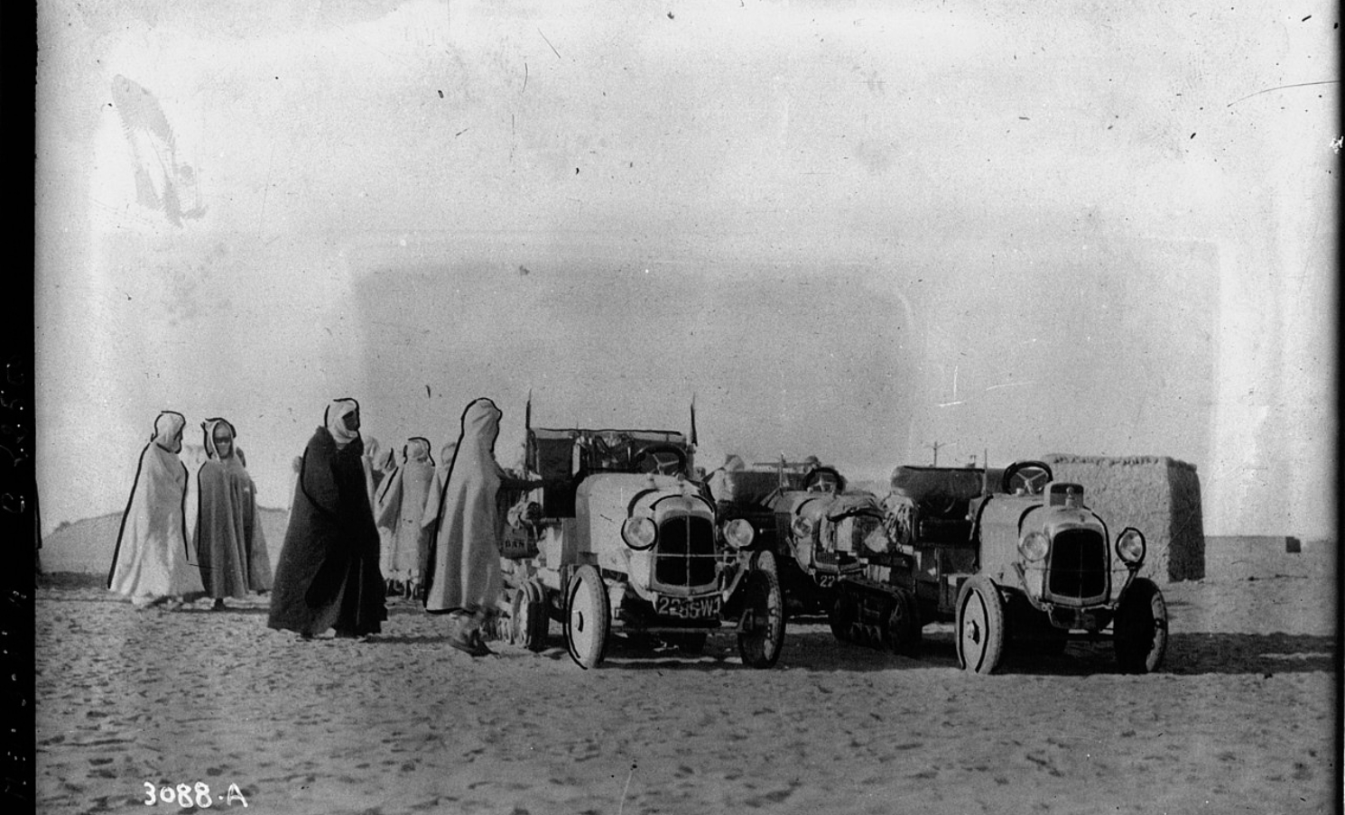 Image of several Citroën-Kégresse K1s with local people from the Sahara