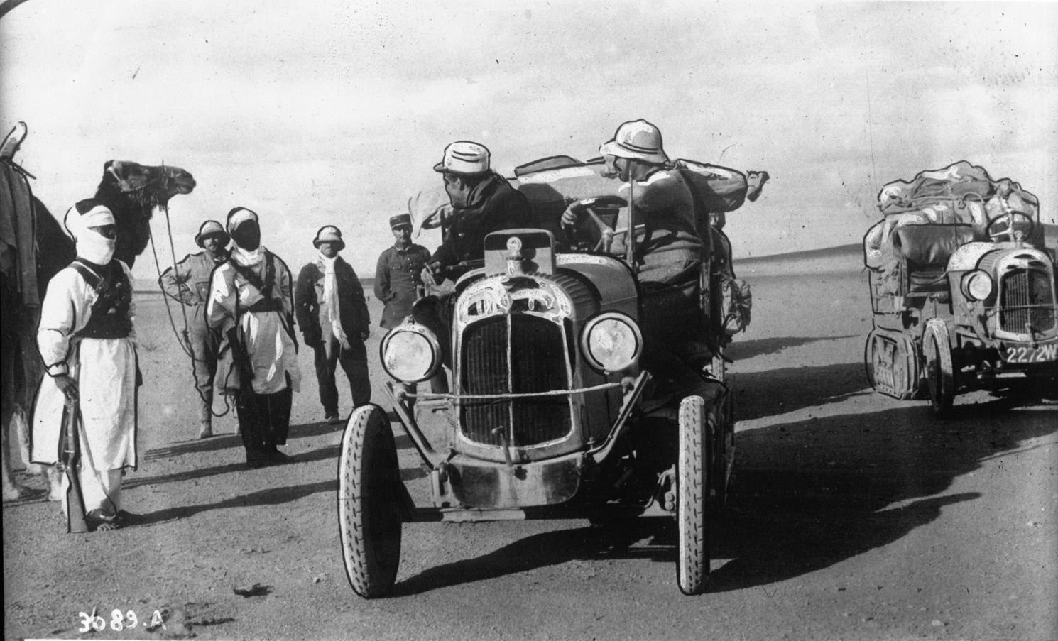 Image de plusieurs Citroën-Kégresse K1 avec des habitants du Sahara