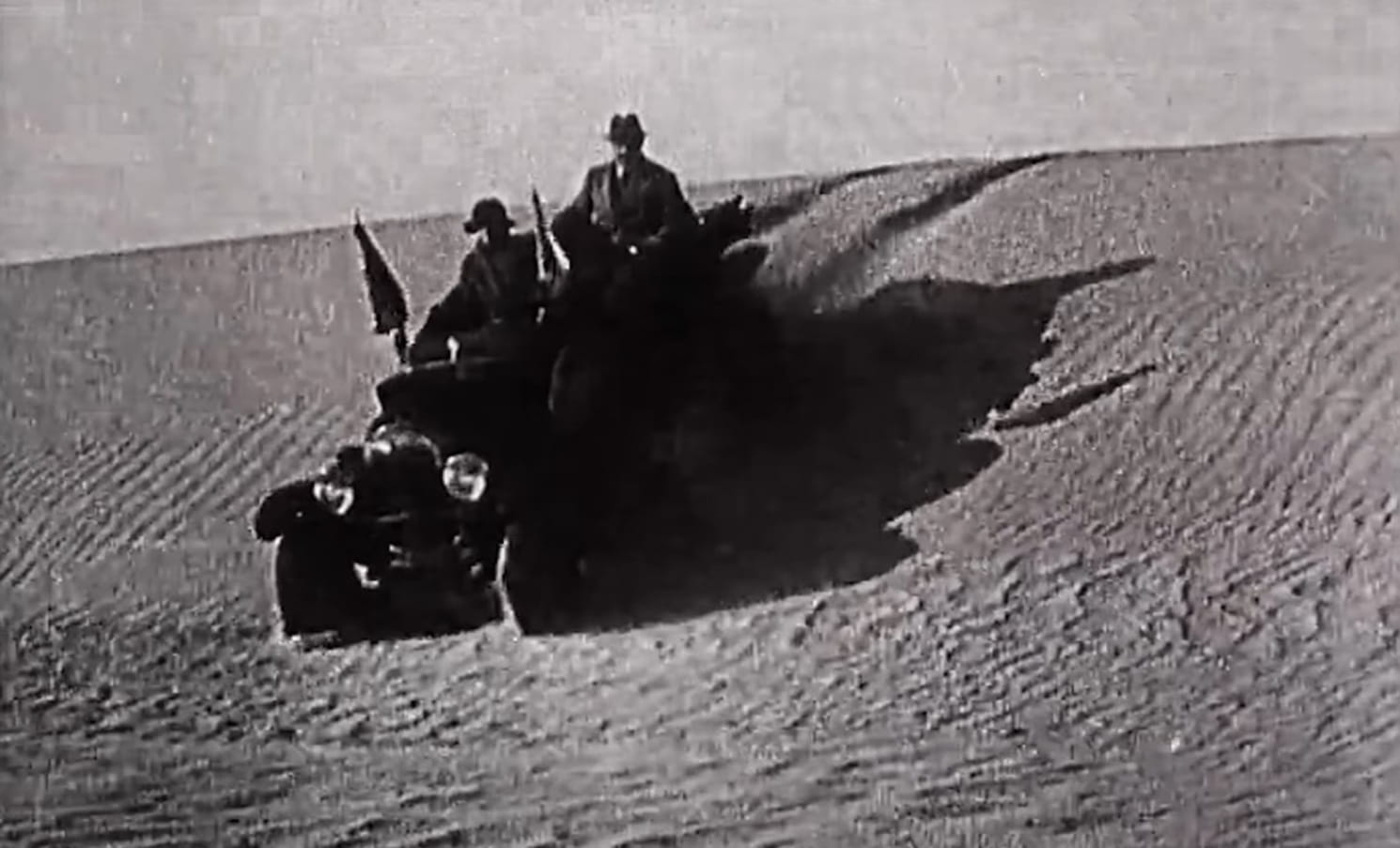 Image de Citroën-Kégresse K1 traversant une dune du Sahara