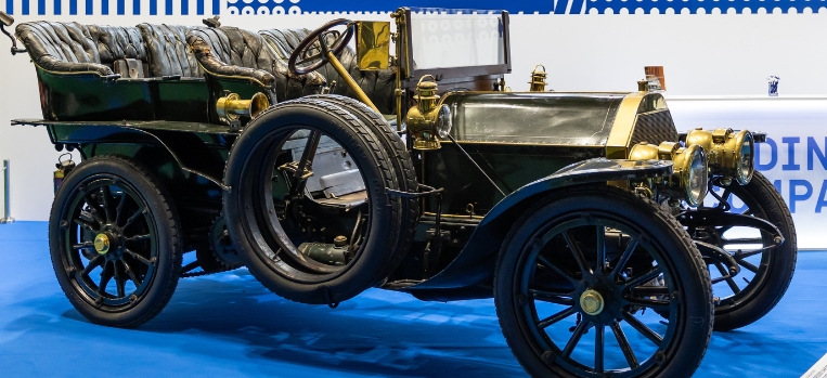 Profil d'une Mercedes 60HP sur un tapis bleu à Rétromobile 2024