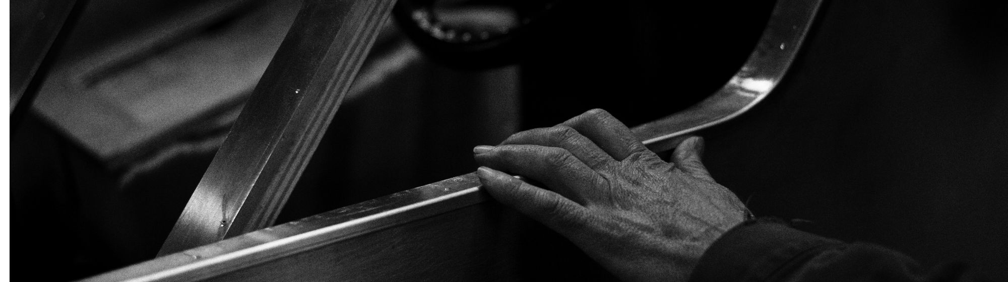 Photo en noir et blanc d'une portière ancienne de voiture avec une main d'homme