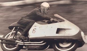 Photo vintage Pierre Monneret sur une moto 