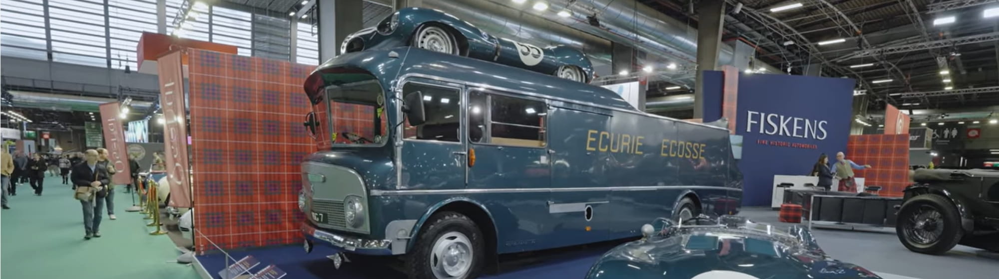 Transporteur ecurie ecosse dans un salon