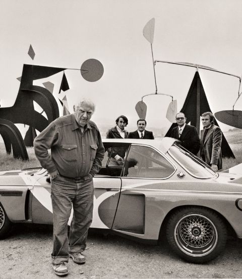 BMW Art Car de l’artiste Alexander Calder, avec des formes géométriques et une voiture de course.
