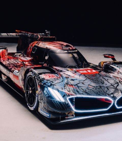 Voiture de course BMW futuriste, en studio avec un design innovant et lumineux.d noir.
