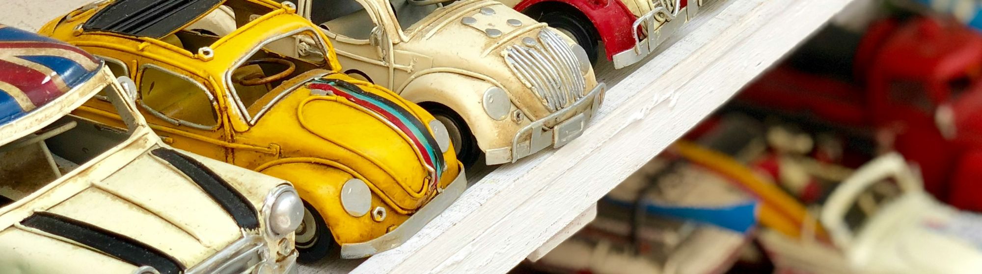 Image format bannière de jouets de voitures anciennes sur une étagère