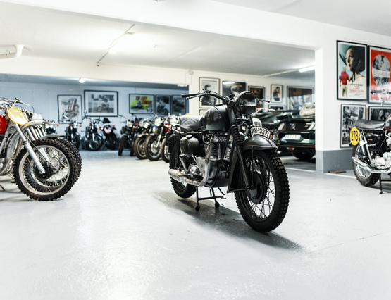 garage avec pleins de moto mcqueen