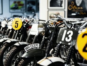 plusieurs motos mqueen à la suite