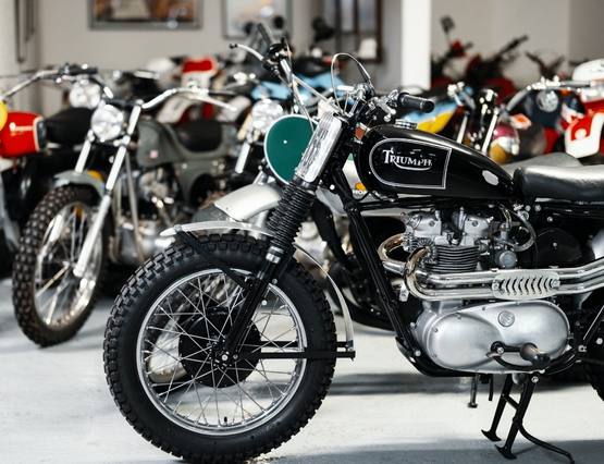 photo d'une triumph noire avec d'autres motos en arrière plan