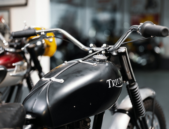gros plan sur le haut d'une triumph noir avec le guidon