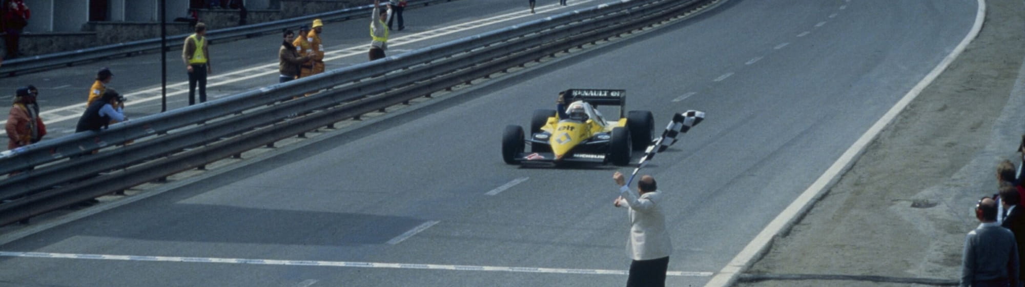 Visuel format bannière d'une F1 avec de la fumée