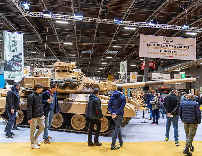 Foule devant un tank AMX30 présenté par le Musée des Blindés de Saumur lors de Rétromobile