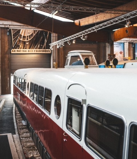 train bugatti rouge et blanc dans une gare