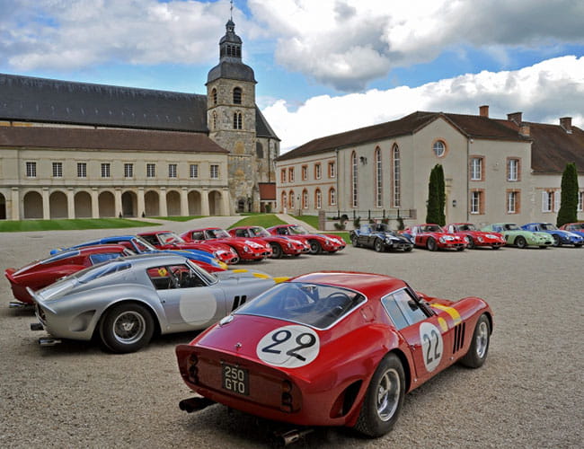 Voitures Ferrari exposées par Richard Mille dans la cour d'un château