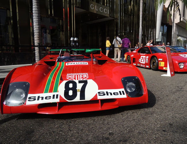 Voitures Ferrari exposées par Richard Mille devant un magasin Gucci