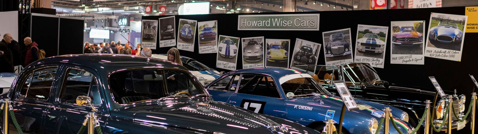 Voitures de collections Howard Wise Cars en teintes de bleu dans le salon Rétromobile
