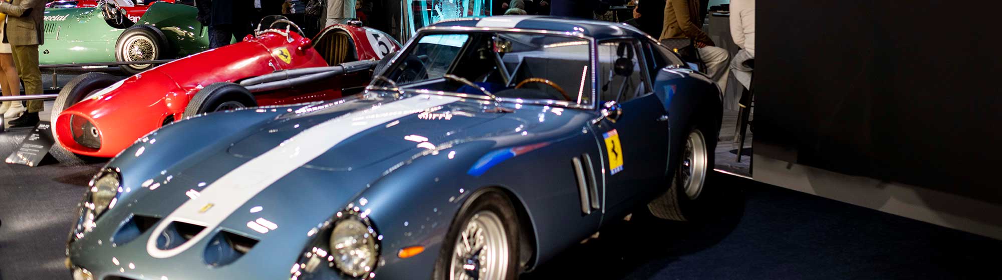 Photo de voiture Ferrari devant le stand Richard Mille, partenaire du salon Rétromobile