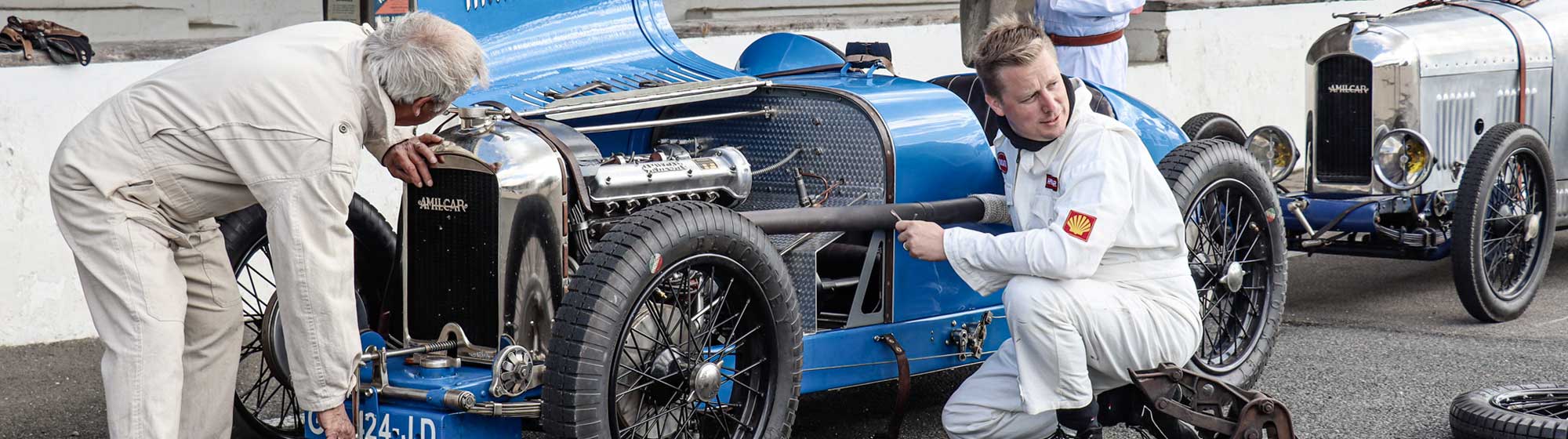 Des membres du club Vintage Revival Montlhéry participant à Retromobile