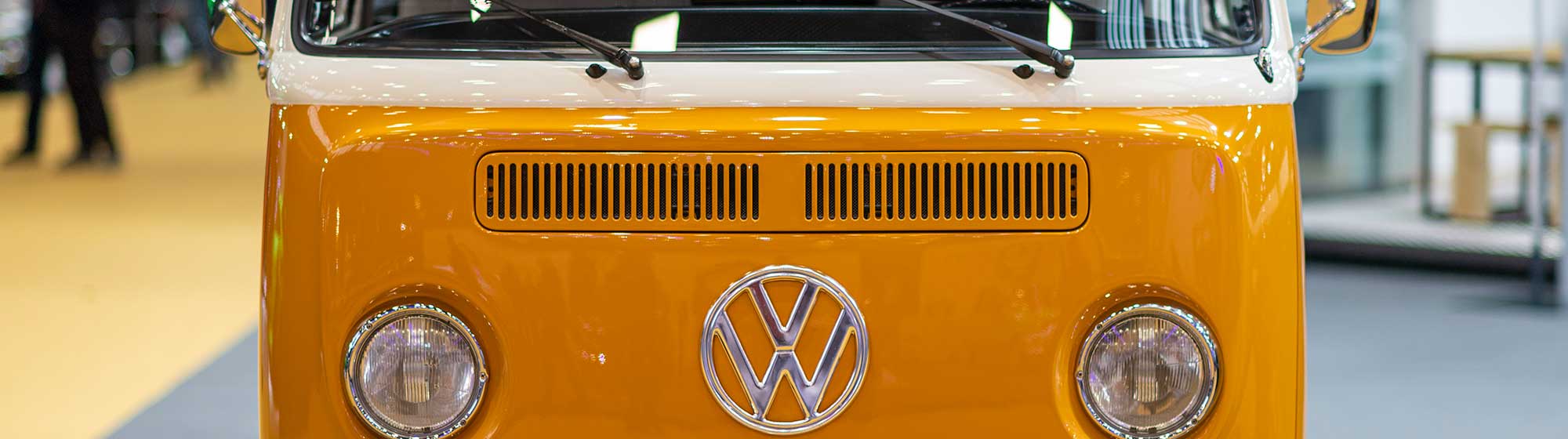 Véhihcule de type volkswagen combi jaune expose lors de Rétromobile