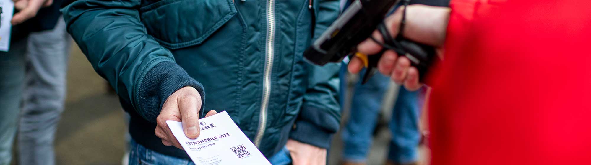Visitors scanning their Rétromobile invitation