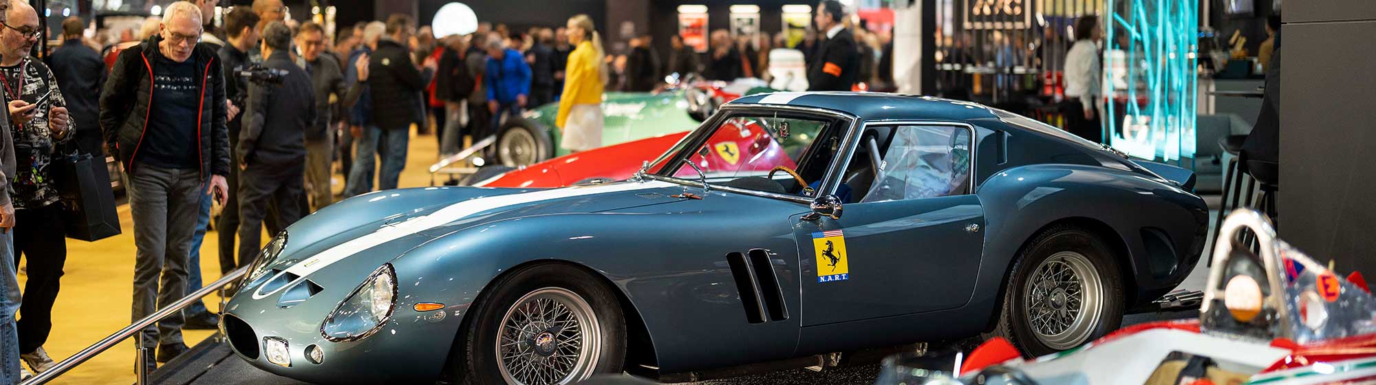 Photo de voiture de collections Ferraris sur le stand d'un sponsor de Rétromobile