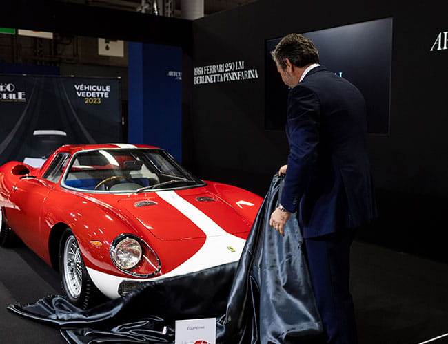 Ferrari se faisant dévoiler sur le stand de Richard Mille dans le cadre de Rétromobile 2023