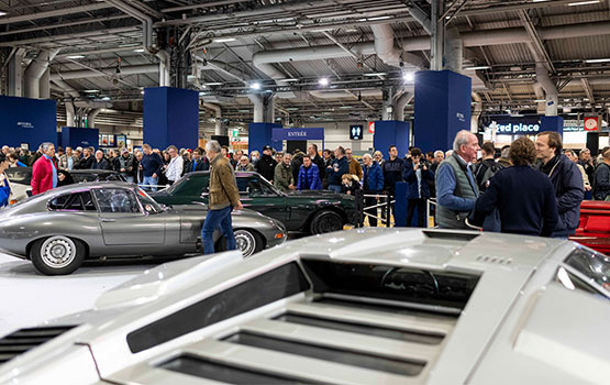 Picture of a crowd looking at a stand at the Rétromobile show