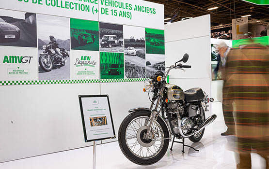 Moto présente sur le stand d'AMV ASSURANCE aux couleurs de la marque sur Rétromobile