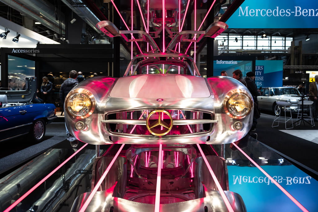 voiture en metal avec des lasers