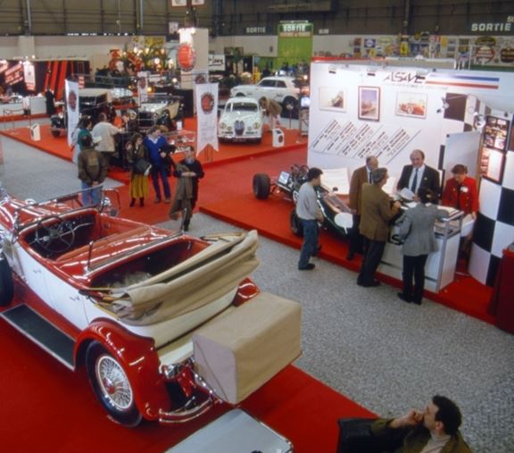 photo vue de haut du salon rétromobile avec des voitures de collection et des visiteurs