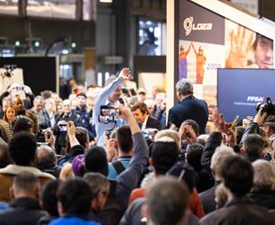 Sébastien Loeb dans une foule pour une animation lors de Rétromobile 2024