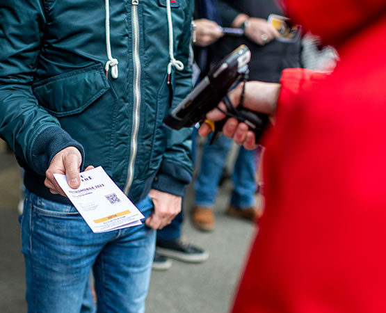 Visitors scanning their Rétromobile invitation