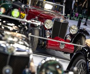 Des voitures de collection exposées à Rétromobile 2024