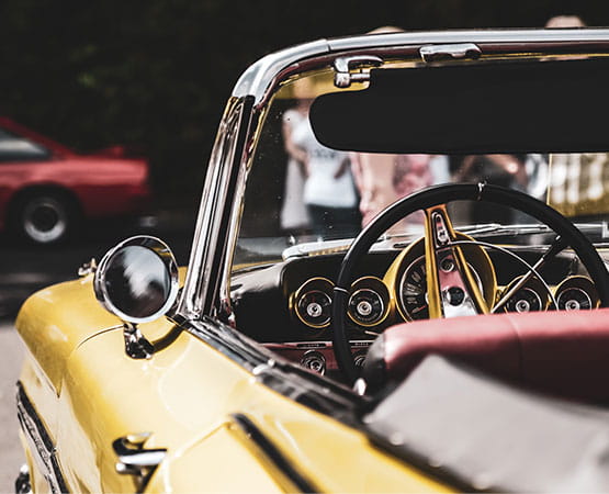 Voiture décapotable ancienne jaune