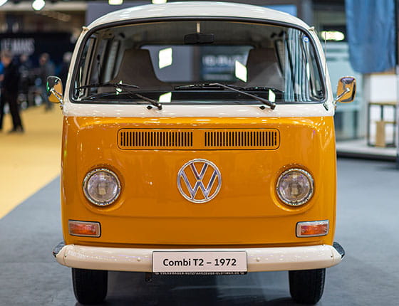Véhicule de type volkswagen combi jaune expose lors de Rétromobile