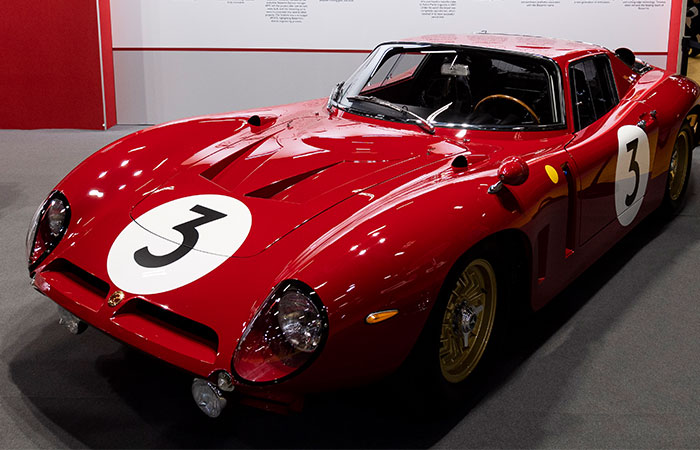 Voiture de sport italienne rouge au salon Rétromobile