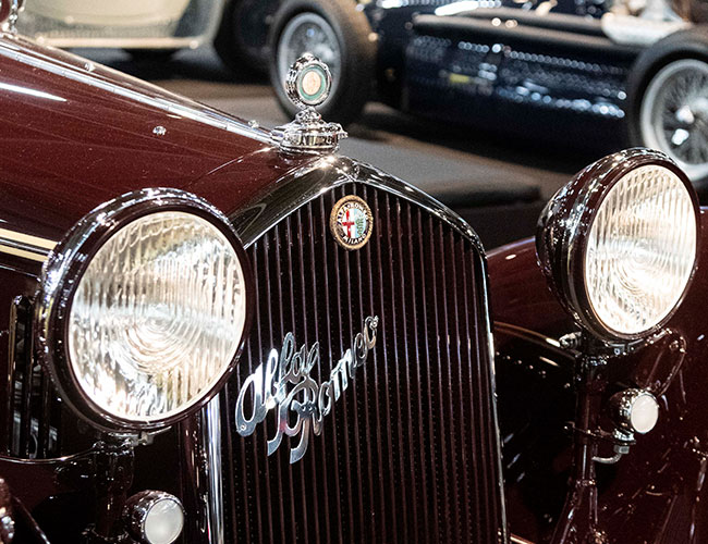 Zoom sur l'avant d'une Alfa Roméo à Rétromobile