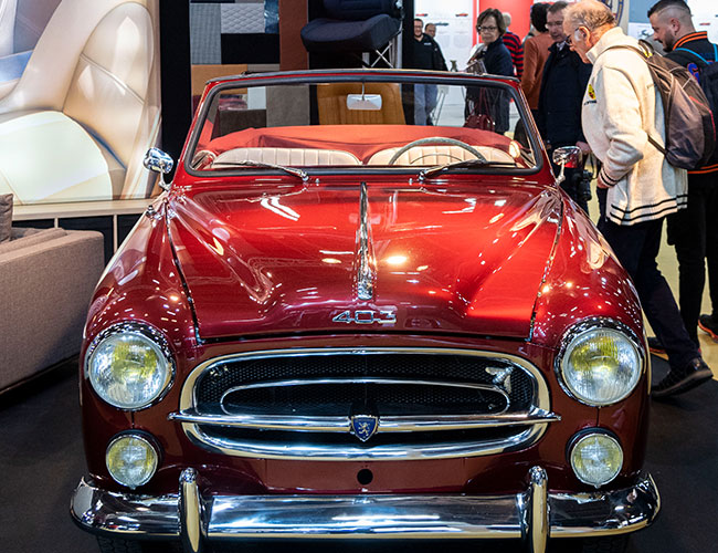 Une Peugeot 403 cabriolet en exposition sur salon Rétromobile