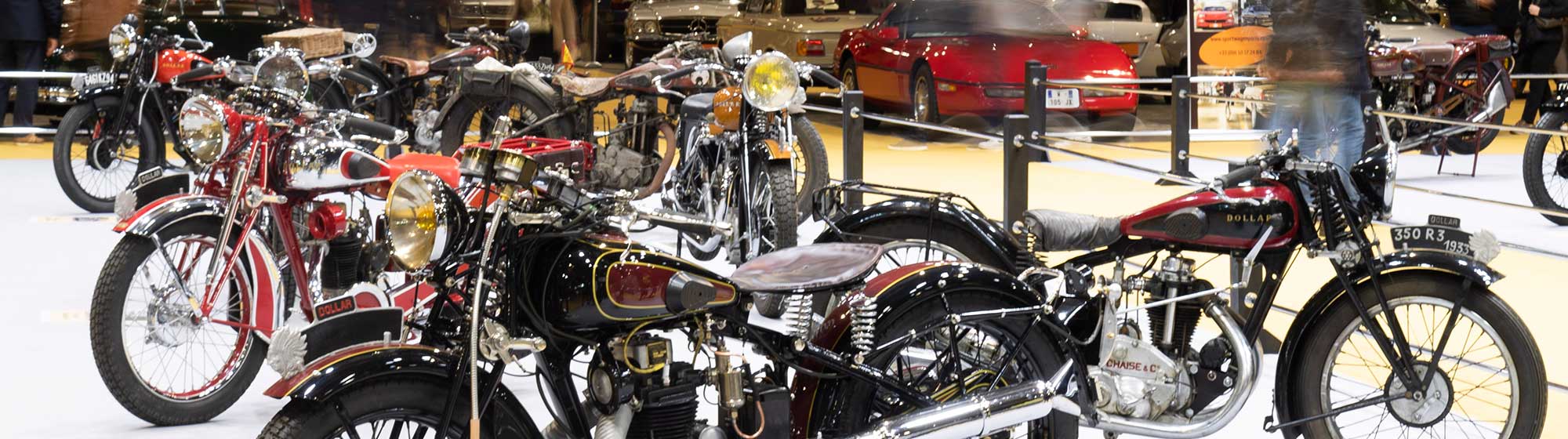 Motos de collection au sein d'une zone d'exposition à Rétromobile